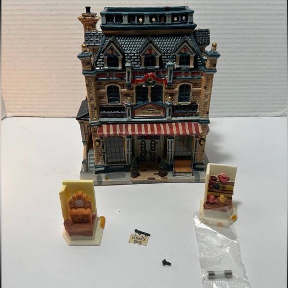 Lemax Carole Towne Collection 2004 Sotheby & Sons China & Antiques 3D Window - Picture 6 of 12